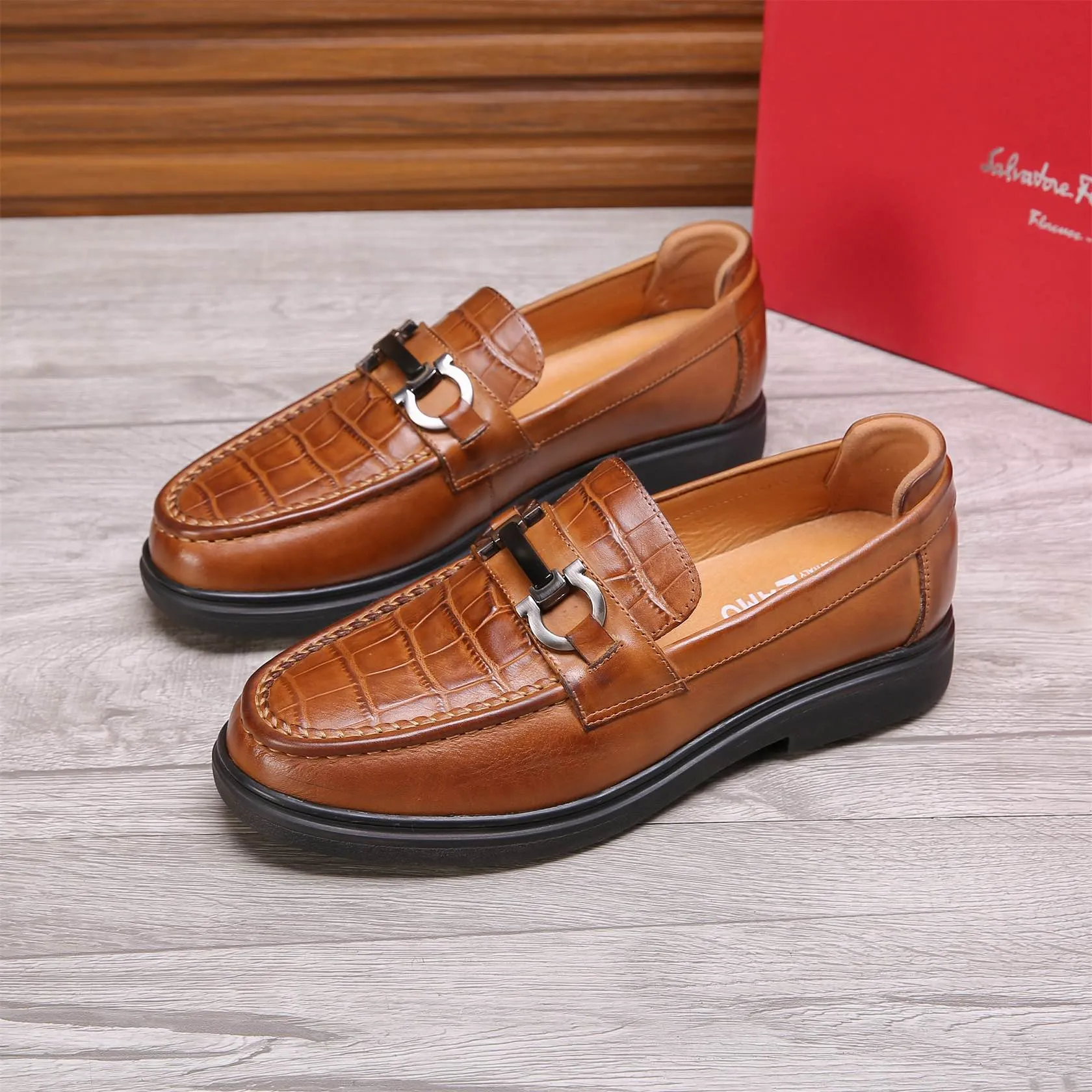 Men's shoes 💰460 🕷🕷🐂【Ferragamo】Ferragamo Popular fashionable casual shoes🇨🇳Official website counter 1:1 production, original mold opening💯Good quality visible, imported high-end first-layer waxed calfskin, water-dyed🐂leather lining🌿very clear texture, high-quality waterproof, non-slip and wear-resistant outsole🎋high quality and low price, truly handmade🍓Black optional! Code number 38-44 (45-46 customized)......